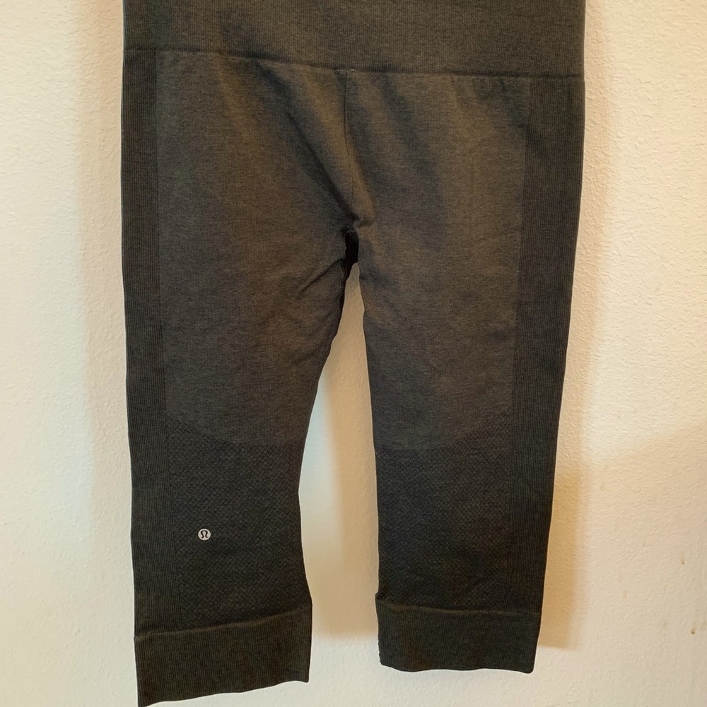 Lululemon size 8 wide waist cropped leggings